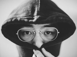 person-mit-schwarzem-kapuzenpullover-RbmUvjmR-w0