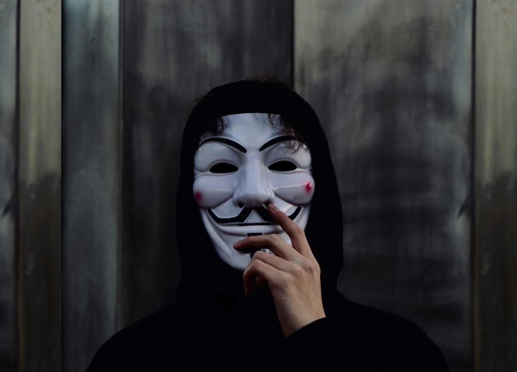 person-die-guy-fawkes-maske-tragt-M6V4rJNMlGI