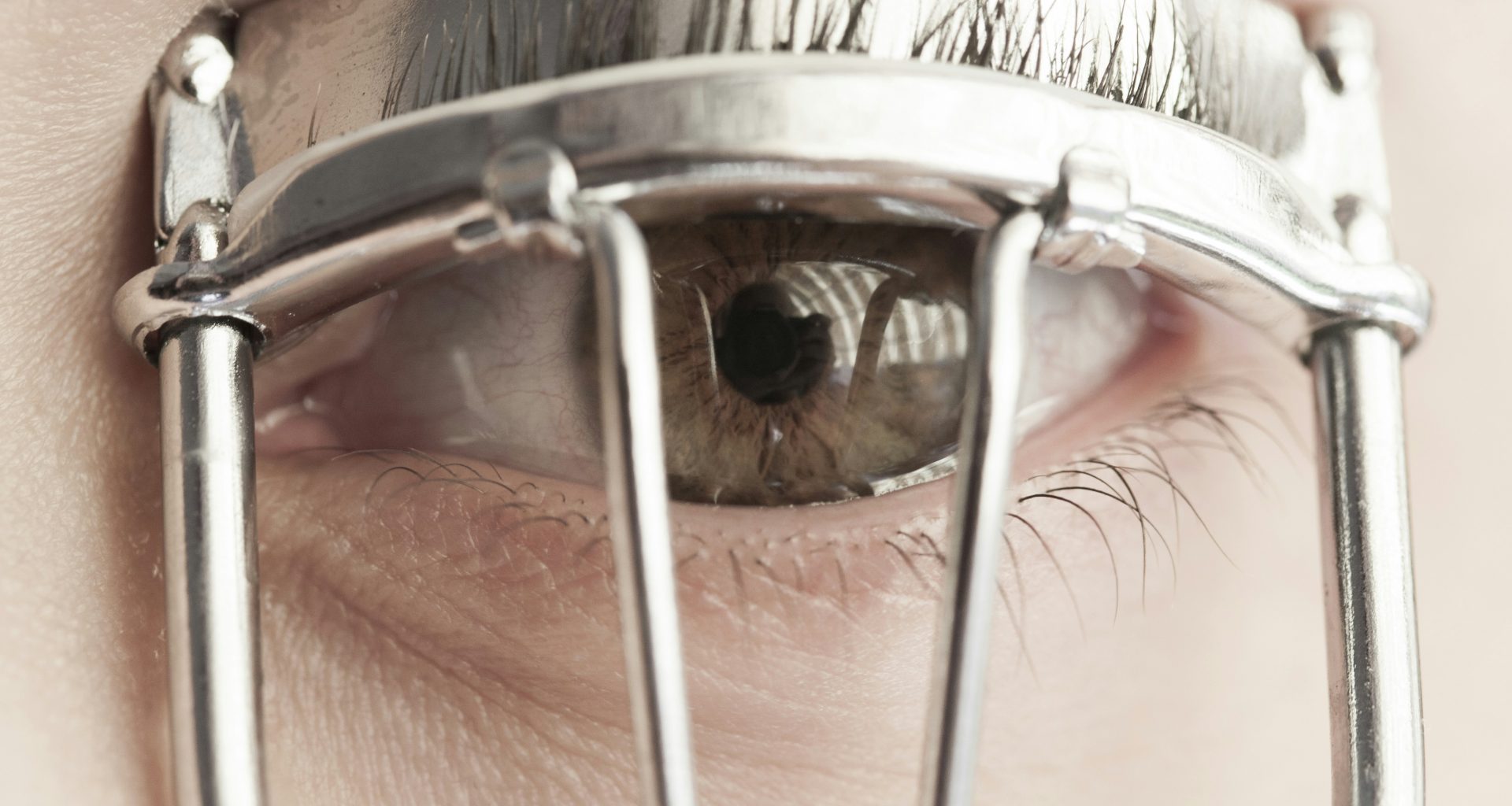 person-mit-silbergerahmter-brille-r8m18qNelF8