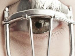 person-mit-silbergerahmter-brille-r8m18qNelF8