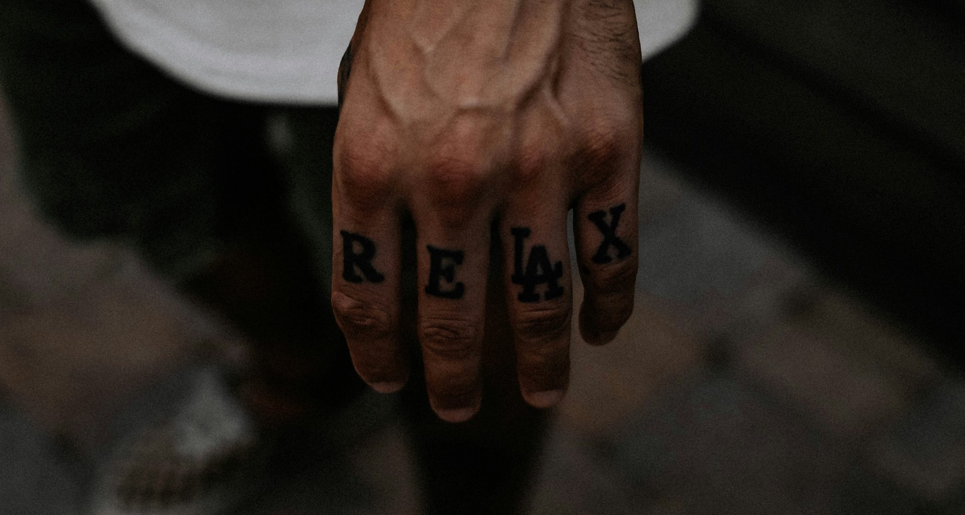 personen-hand-mit-schwarzer-tatowierung-LKlVaphrazg