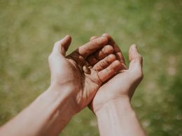 linke-hand-uber-rechte-hand-SnXraH8PaQ4