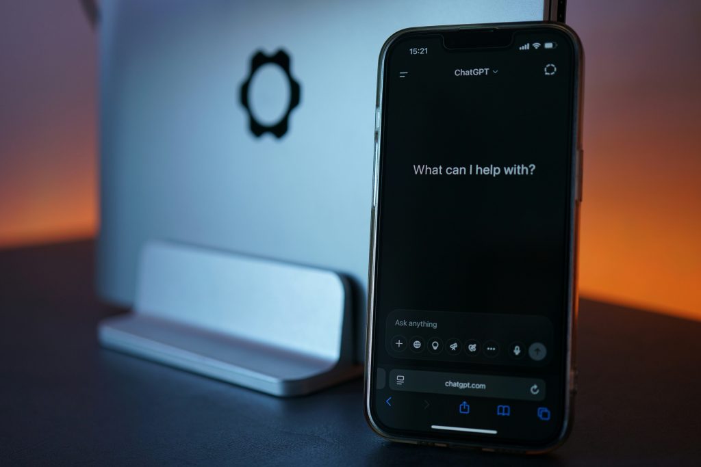 das-telefon-zeigt-chatgpt-neben-dem-laptop-an-wq9YiAxN0sQ