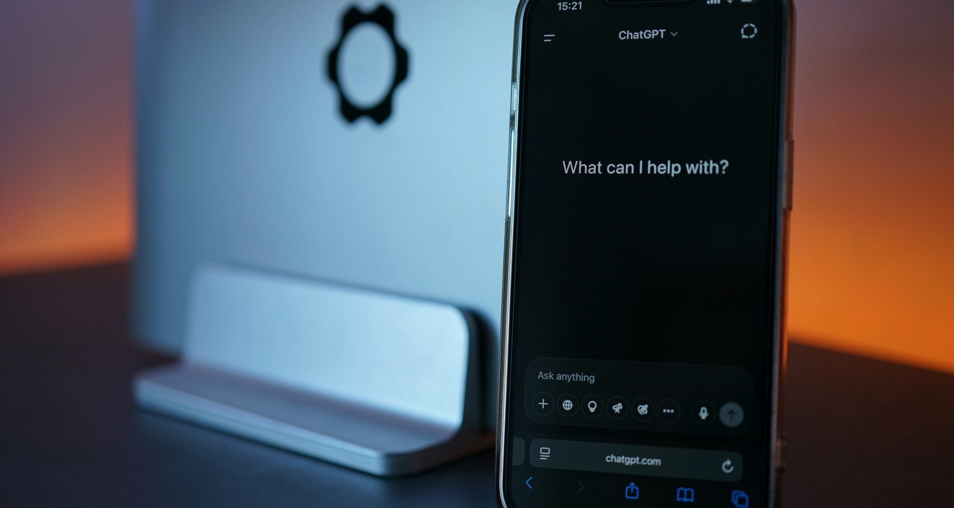 das-telefon-zeigt-chatgpt-neben-dem-laptop-an-wq9YiAxN0sQ