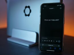 das-telefon-zeigt-chatgpt-neben-dem-laptop-an-wq9YiAxN0sQ