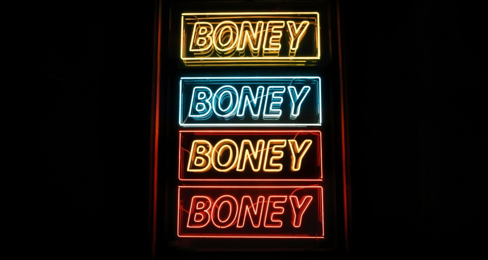 foto-der-gelben-blauen-und-roten-boney-leuchtreklame-lElD6Z3rlQg