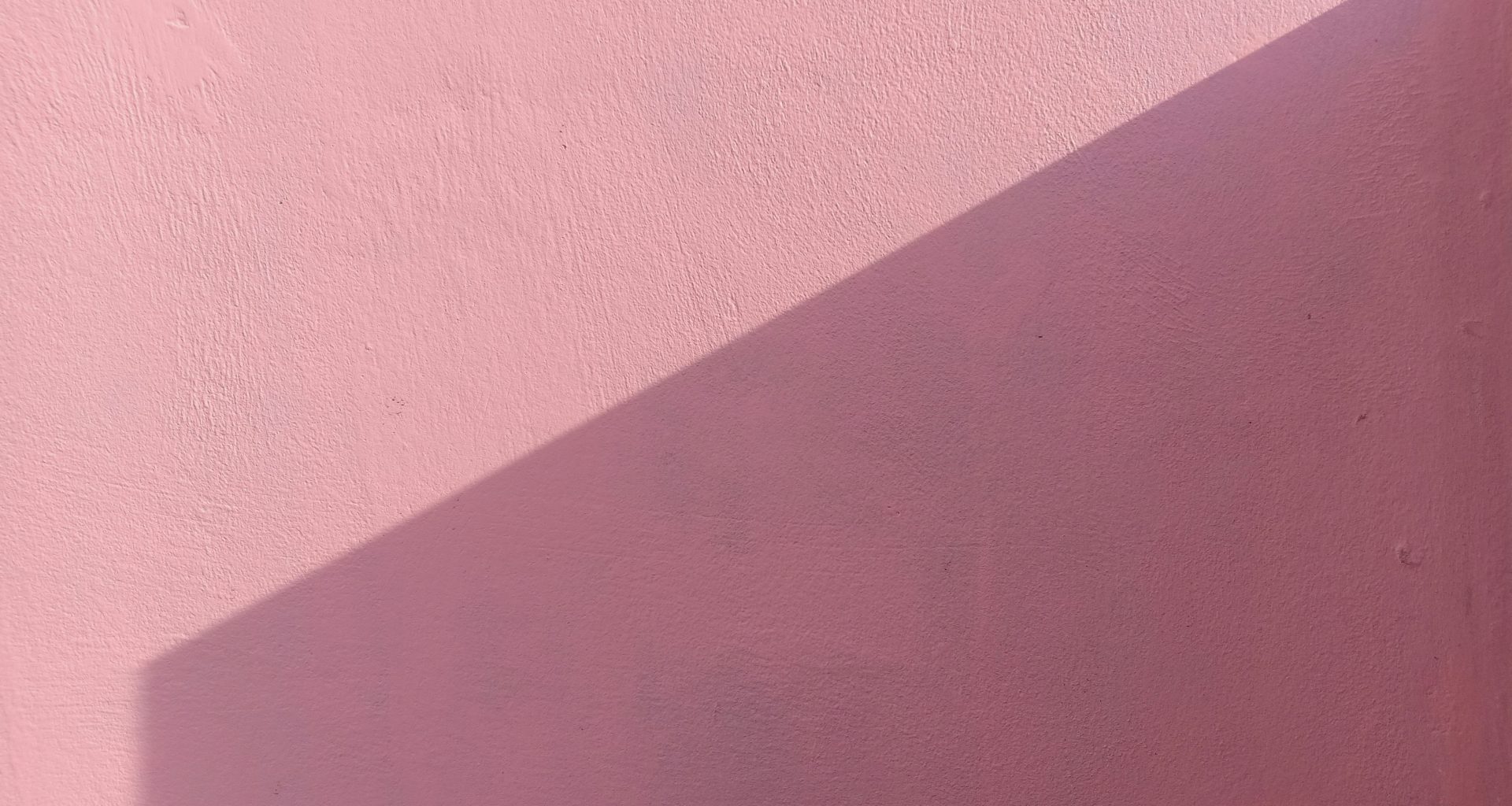 rosa-gestrichene-wand-mit-rosa-farbe-NGfwwWCJsIQ