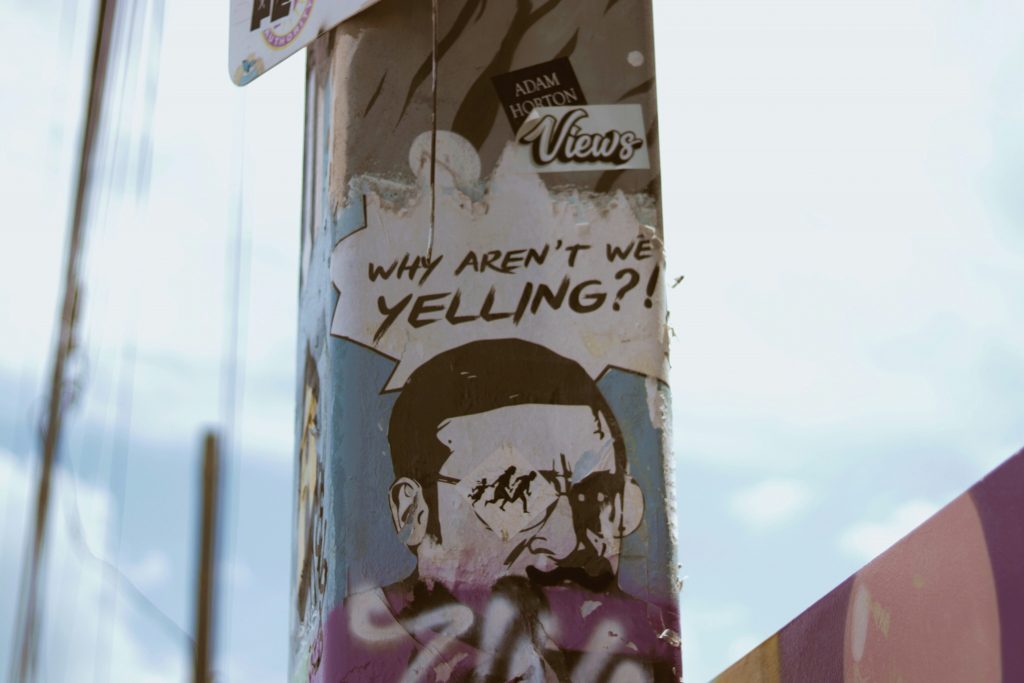 plakat-auf-post-wahrend-des-tages-ClWGU-MqB1o