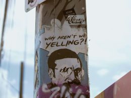 plakat-auf-post-wahrend-des-tages-ClWGU-MqB1o