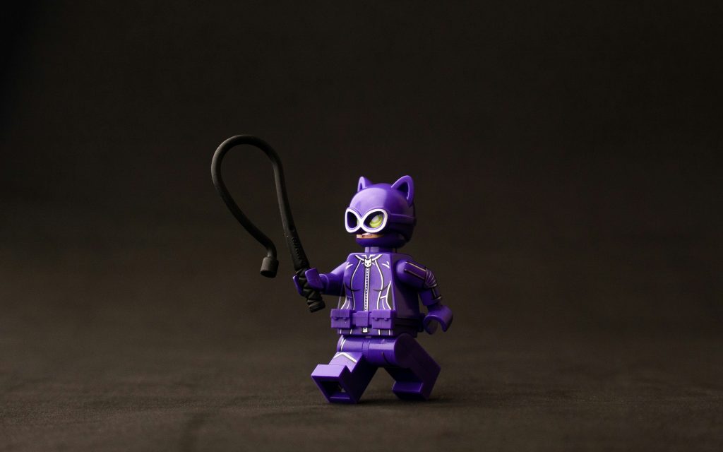 lila-und-schwarzes-roboterspielzeug-x6GqpM-e1UU