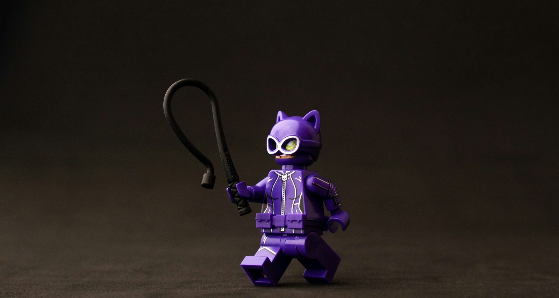 lila-und-schwarzes-roboterspielzeug-x6GqpM-e1UU