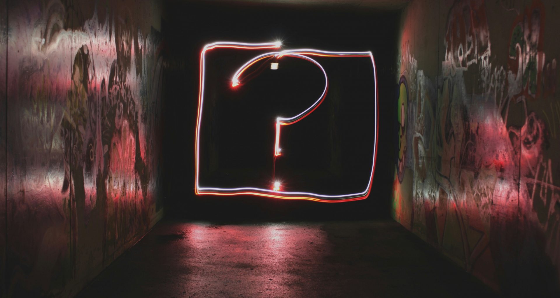fragezeichen-neon-beschilderung-8xAA0f9yQnE