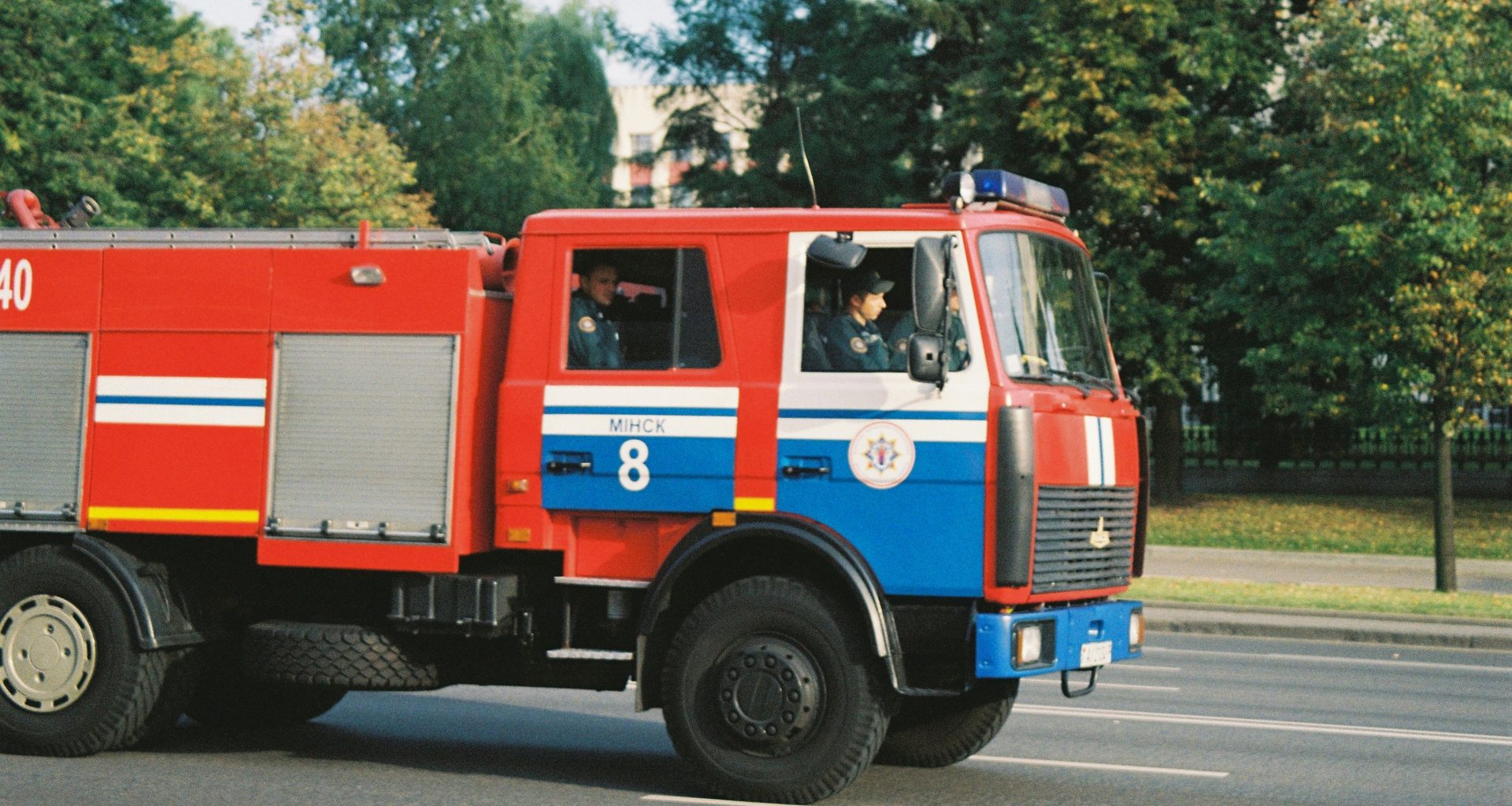 roter-und-blauer-bus-tagsuber-unterwegs-dNp1NEOcduc