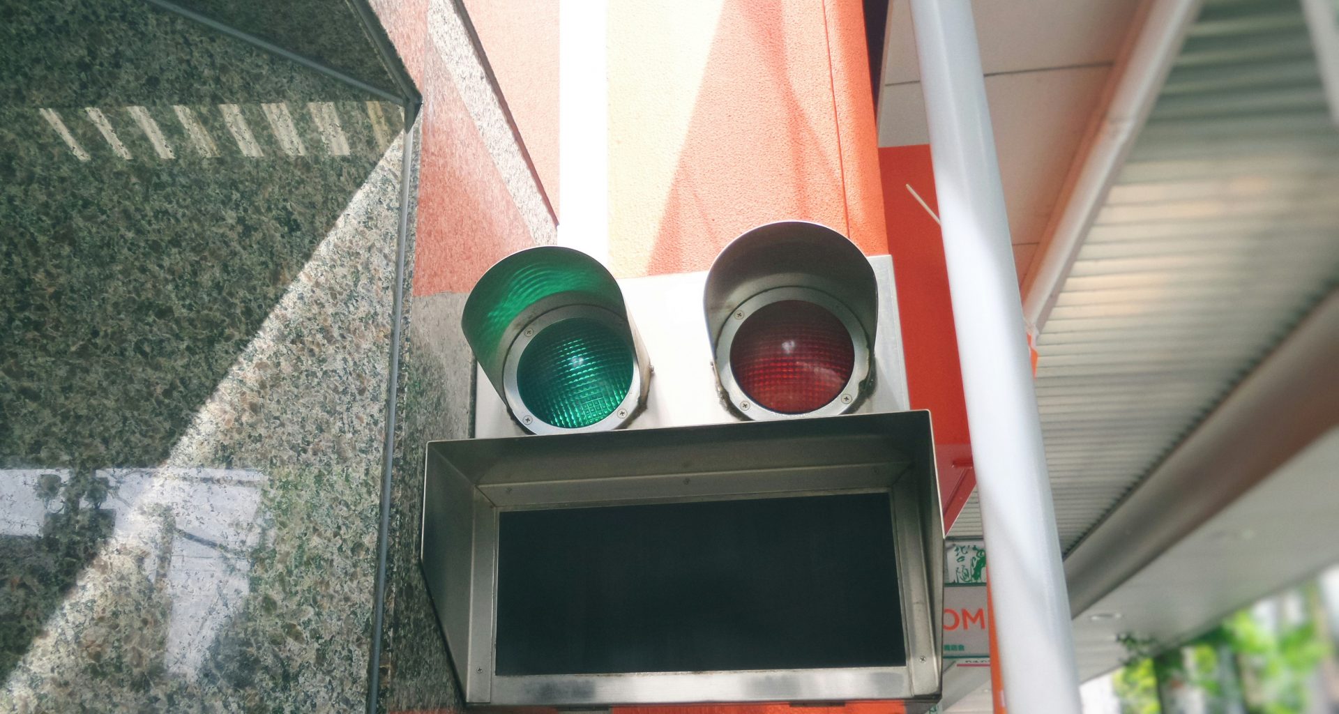 rote-und-grune-strassenampeln-WCM7Zt0neE8