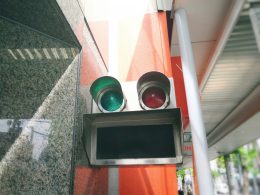 rote-und-grune-strassenampeln-WCM7Zt0neE8