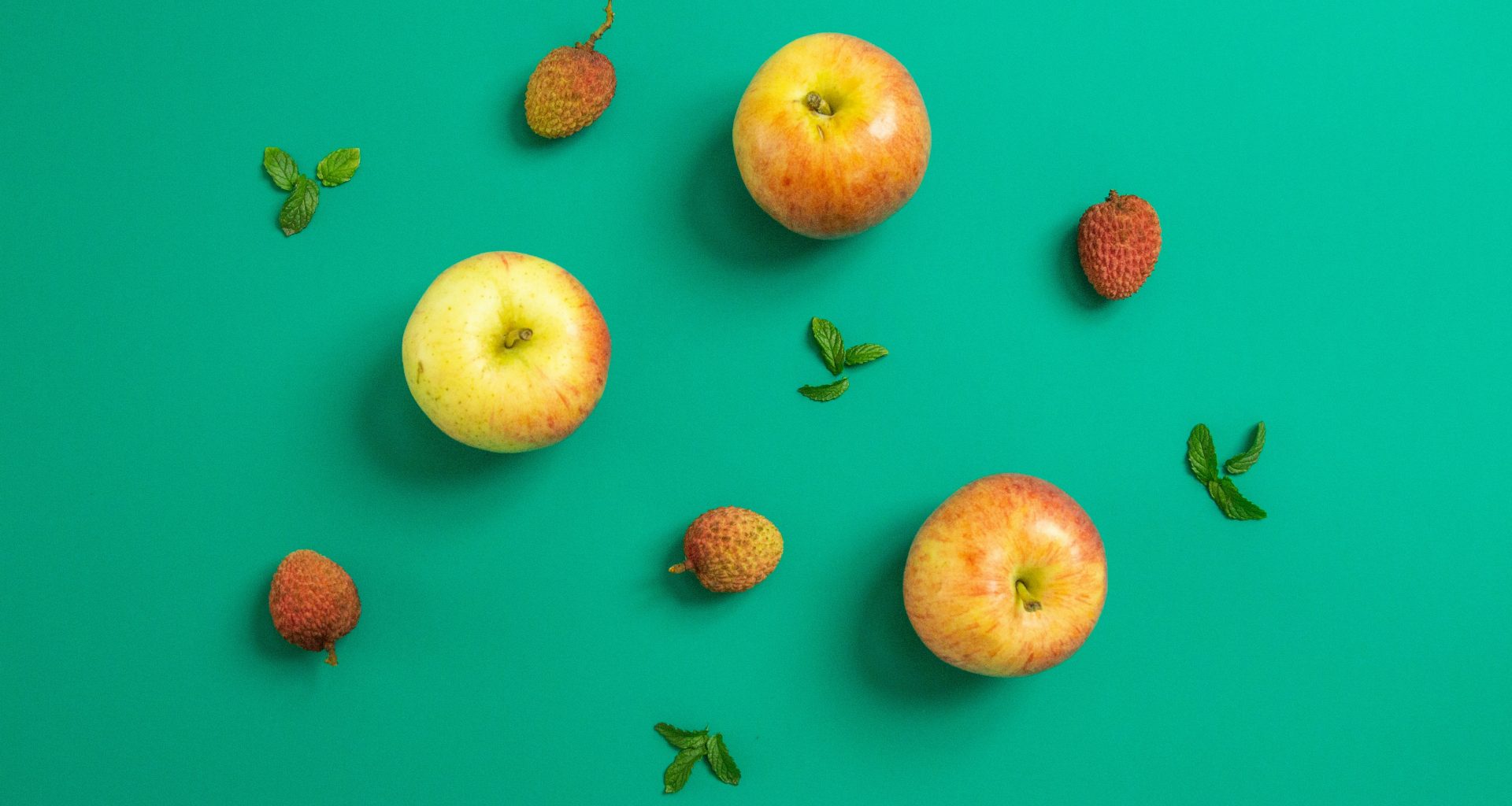 rote-und-weisse-apfelfruchte-CZ-7YTZdoXo