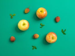 rote-und-weisse-apfelfruchte-CZ-7YTZdoXo