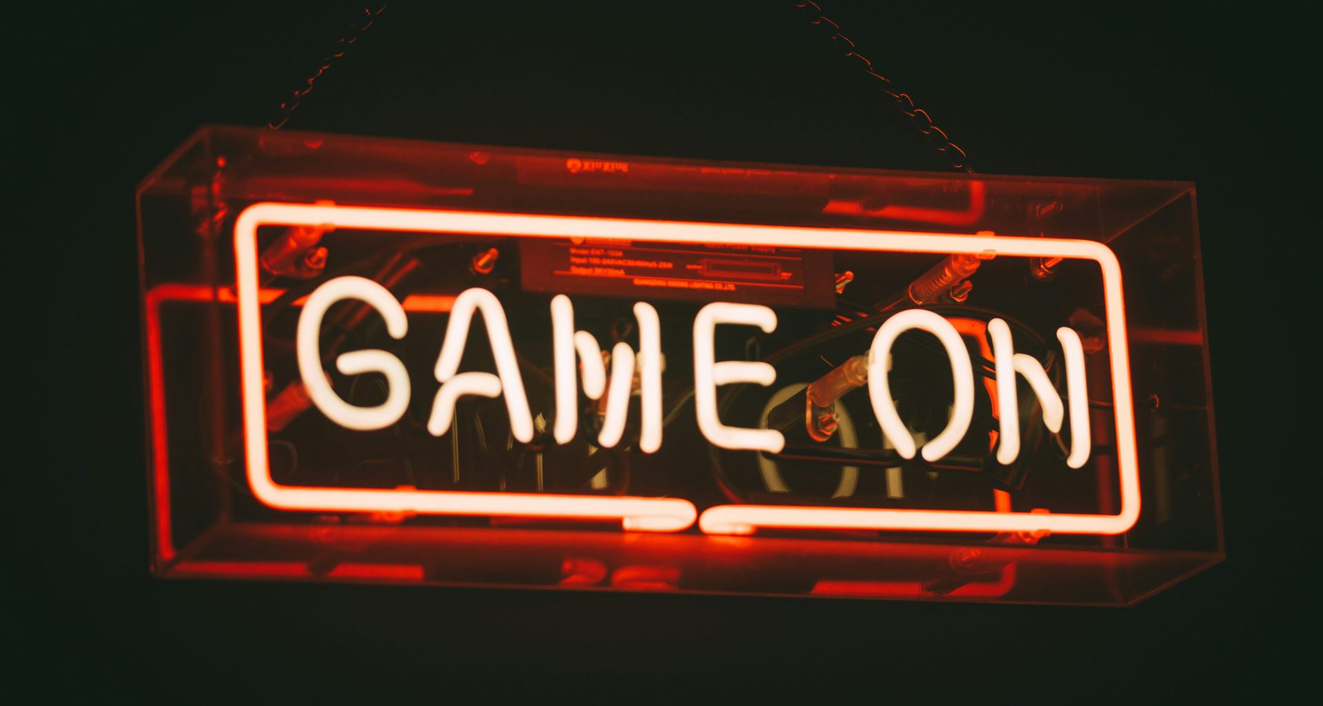 rote-und-weisse-game-on-led-beschilderung-k_pBB5wJtaU