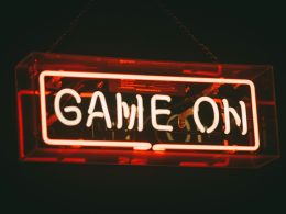 rote-und-weisse-game-on-led-beschilderung-k_pBB5wJtaU