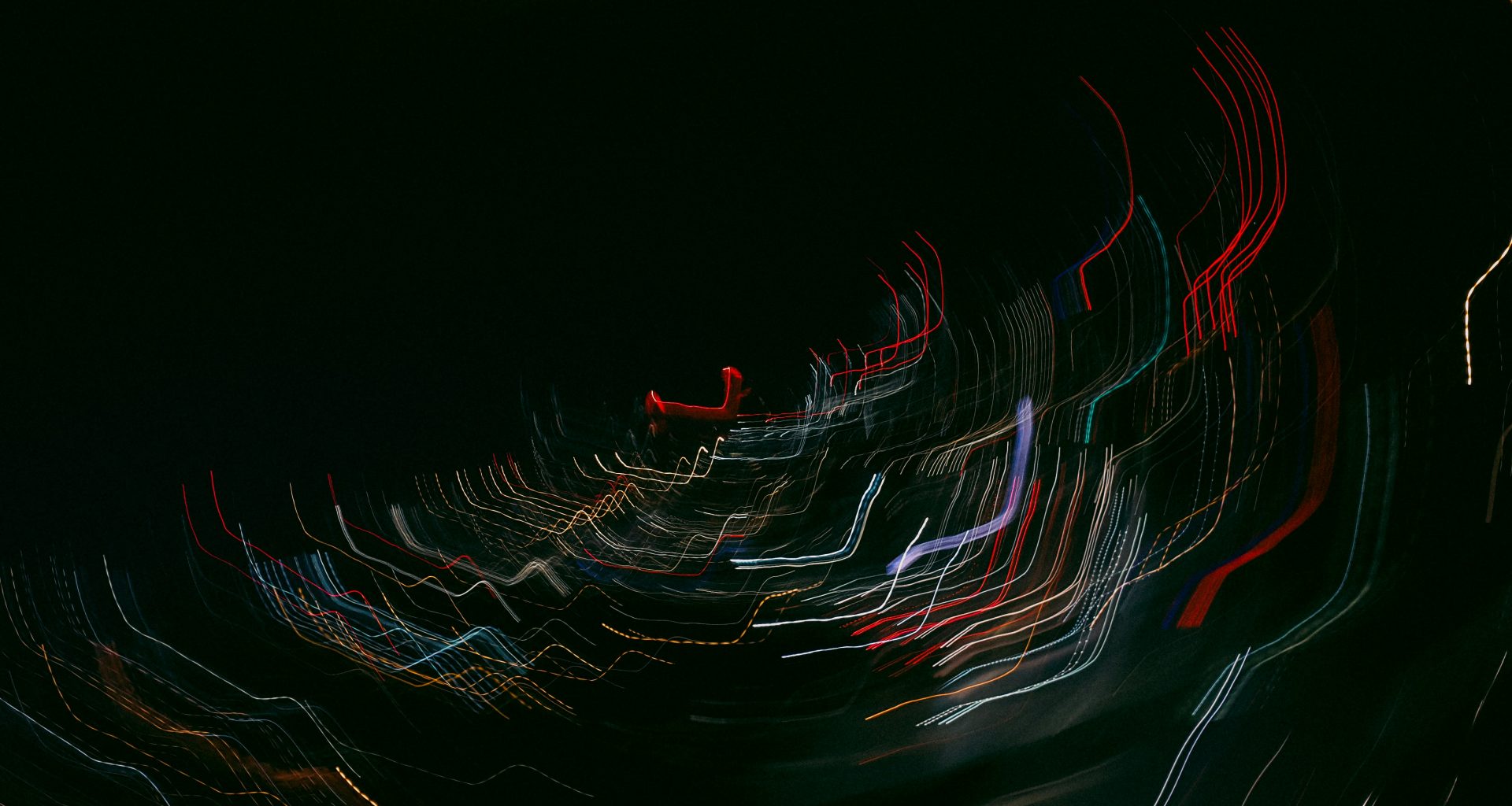 rote-und-weisse-lichtstreifen-ZTw4v5D6WI4