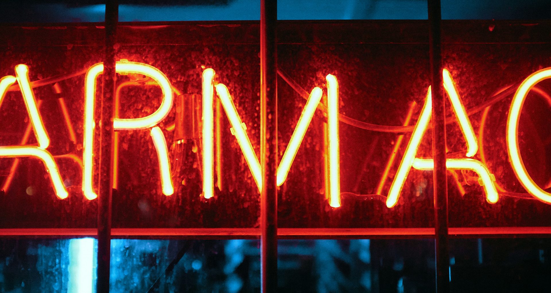 rot-und-weiss-lieben-neonlicht-beschilderung-GyMfIhnG6BU