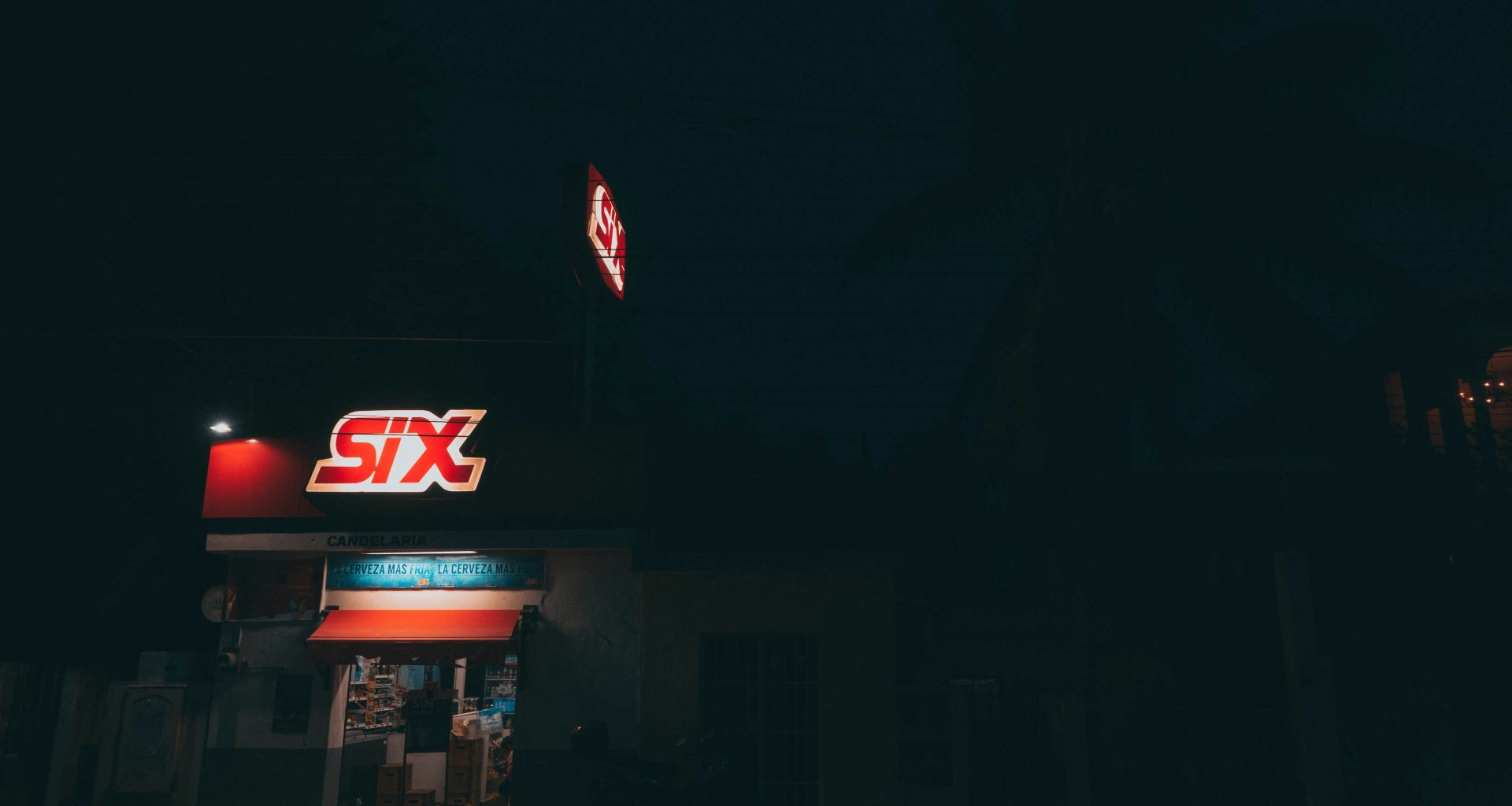 rot-weisses-unks-gebaude-wahrend-der-nacht-1mj1YuYDn-g