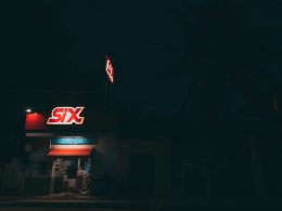 rot-weisses-unks-gebaude-wahrend-der-nacht-1mj1YuYDn-g