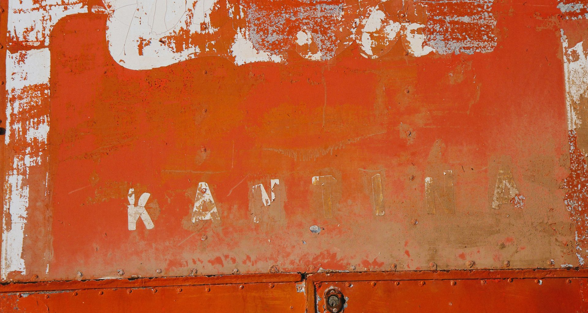 rotes-metallgehause-8uDT5I4QF8U