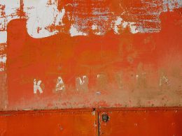 rotes-metallgehause-8uDT5I4QF8U