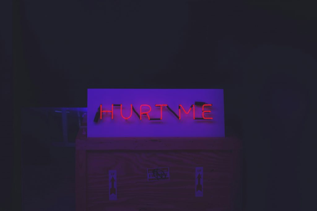 rotes-neon-schild-me-auf-einer-kiste-mit-pfeilaufklebern-zO4qAyXMYmY