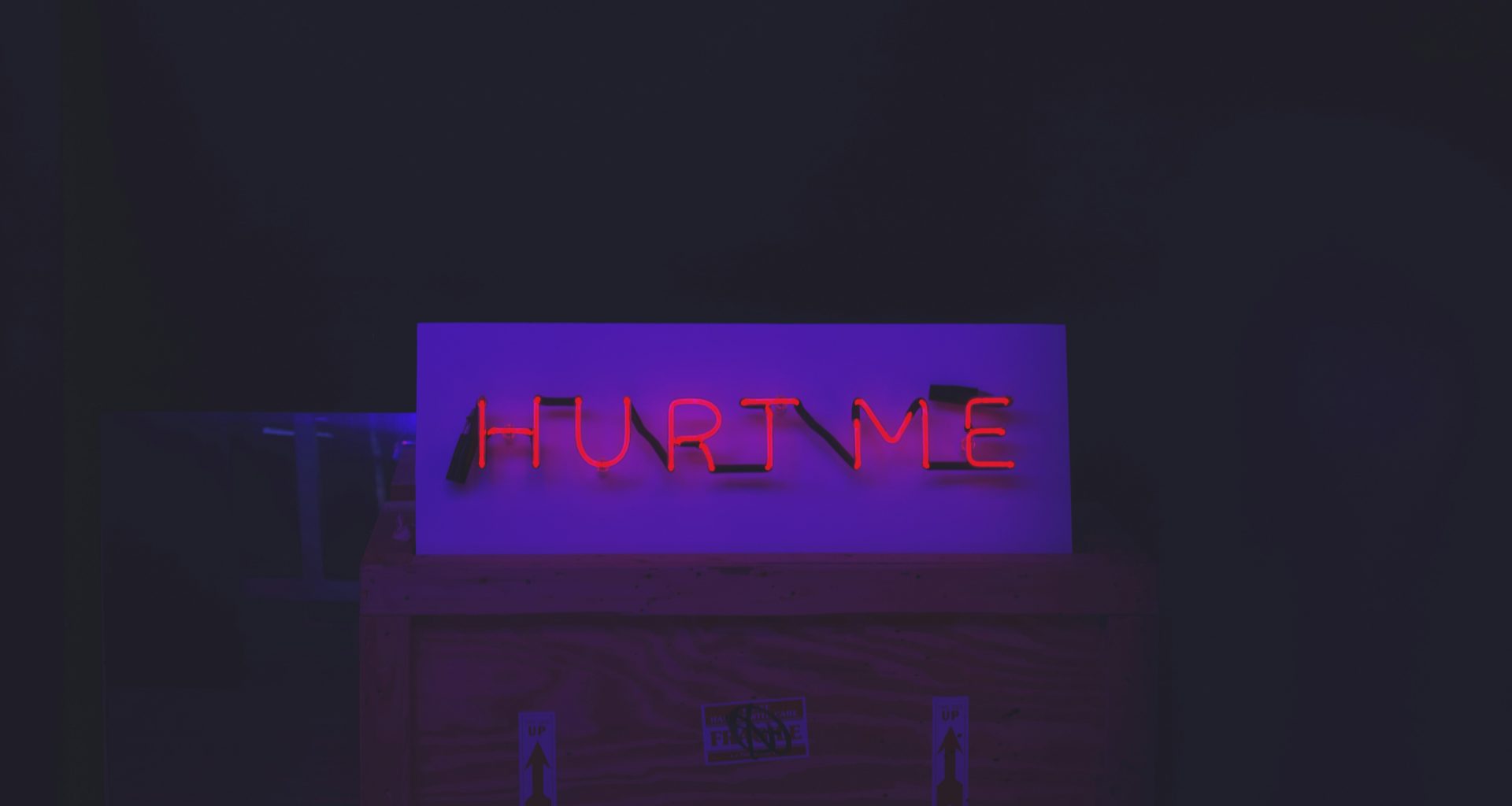 rotes-neon-schild-me-auf-einer-kiste-mit-pfeilaufklebern-zO4qAyXMYmY