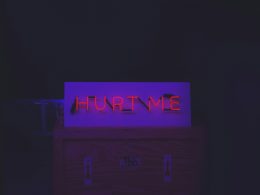 rotes-neon-schild-me-auf-einer-kiste-mit-pfeilaufklebern-zO4qAyXMYmY