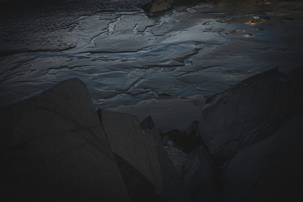 rocky-river-mit-eisblocken-VbPhuJ85iaA