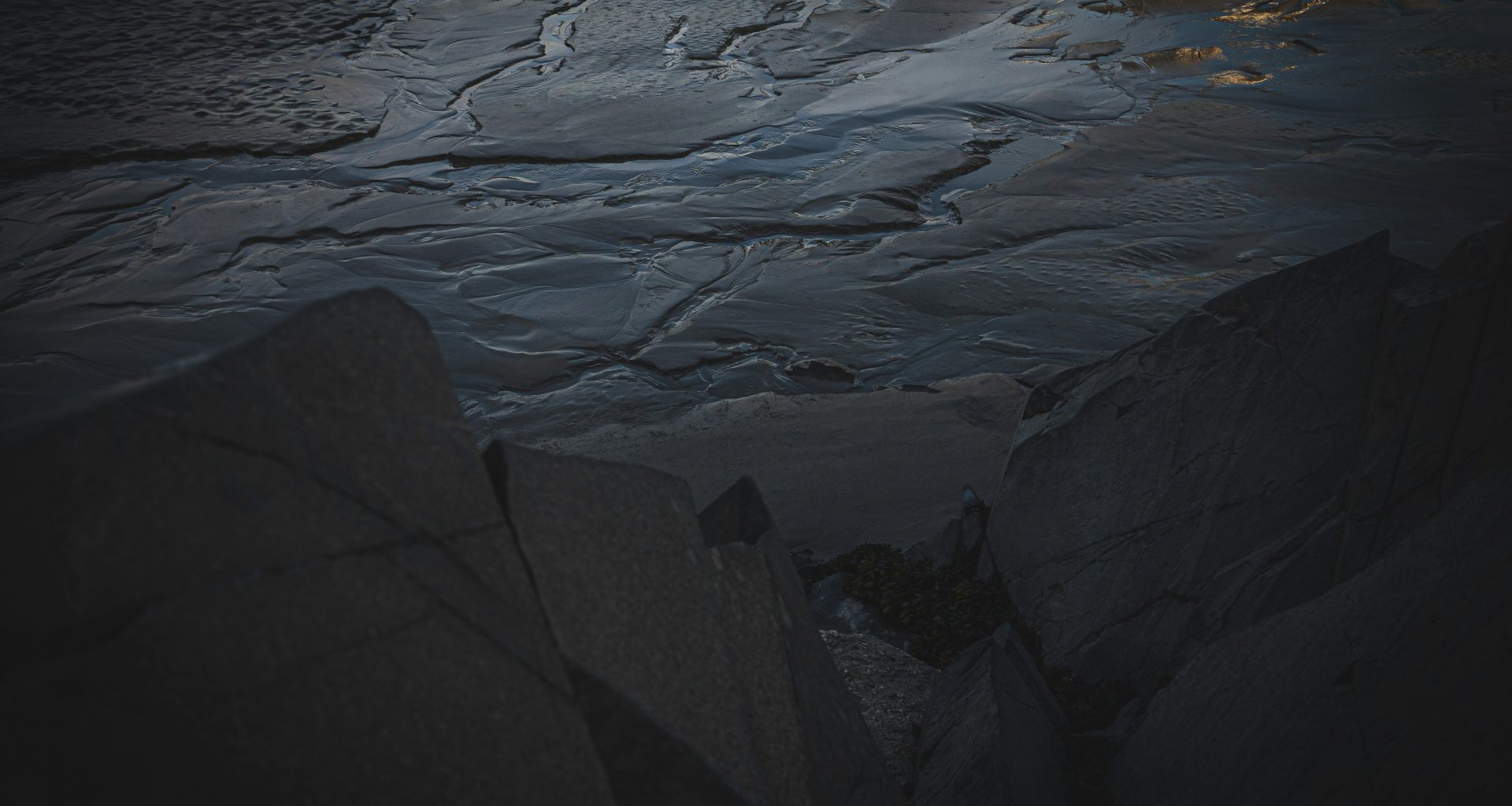 rocky-river-mit-eisblocken-VbPhuJ85iaA