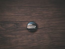 runder-bedruckter-knopf-XyCY1lC3p3E