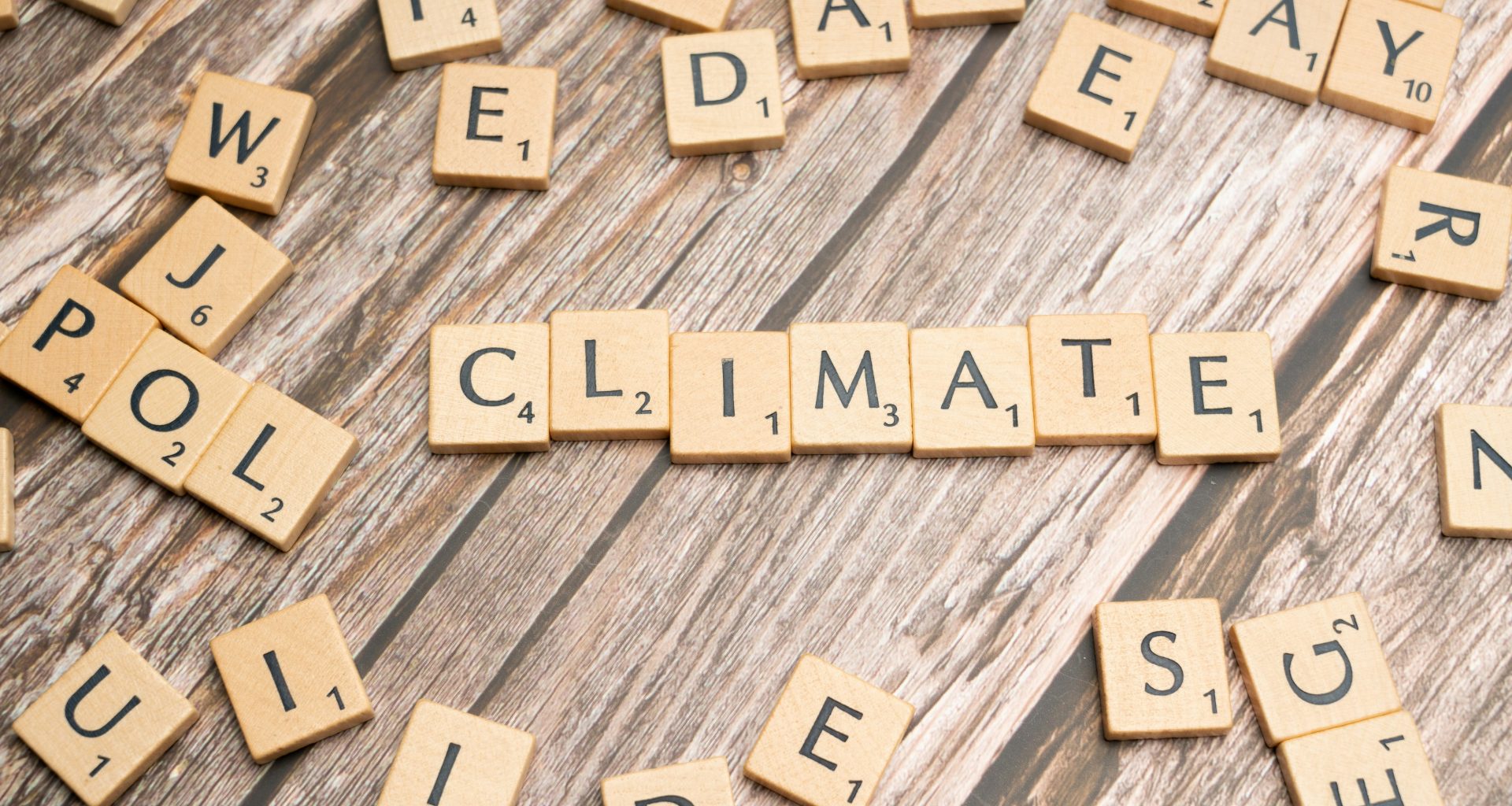 scrabble-fliesen-buchstabieren-klima-auf-einer-holzoberflache-azOswAoYu_0