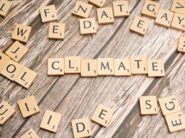 scrabble-fliesen-buchstabieren-klima-auf-einer-holzoberflache-azOswAoYu_0