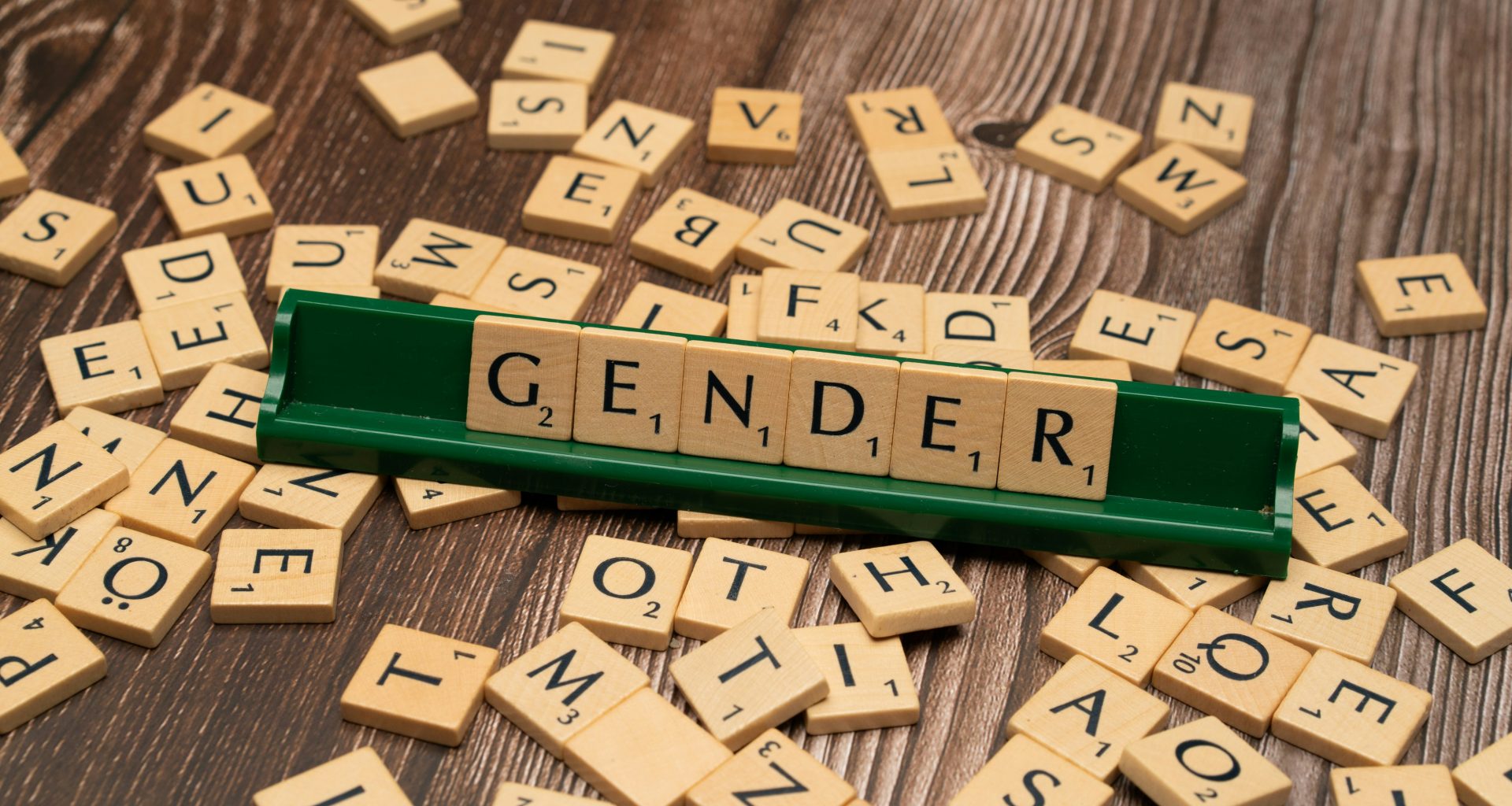 scrabble-kacheln-auf-denen-das-wort-geschlecht-auf-einem-holztisch-buchstabiert-wird-y6UhsOWDiVs