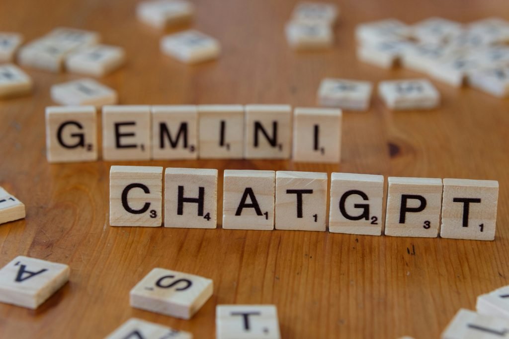 scrabble-kacheln-mit-der-schreibweise-des-wortes-gemini-chatgt-B-MxkdumSJY