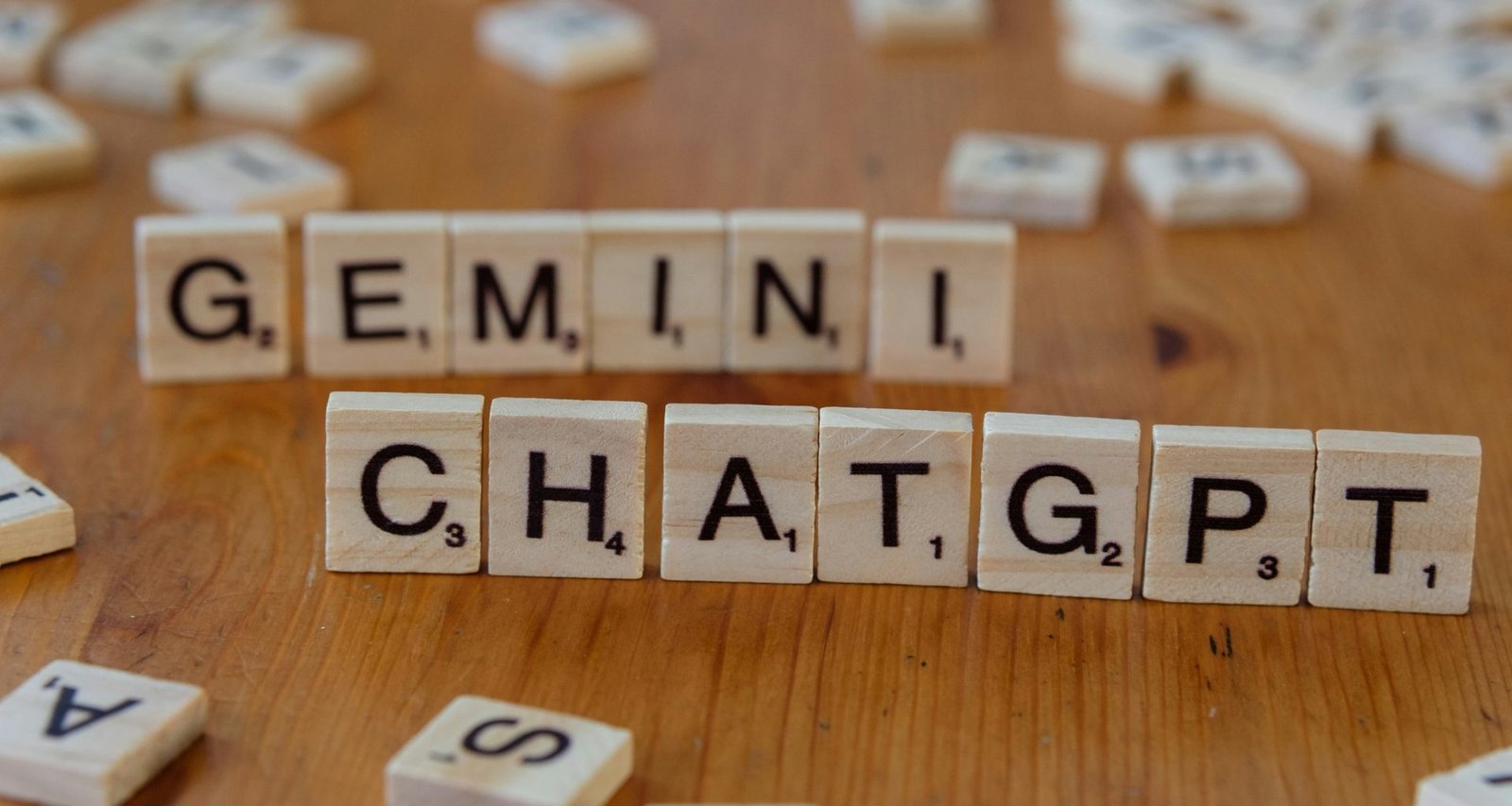 scrabble-kacheln-mit-der-schreibweise-des-wortes-gemini-chatgt-B-MxkdumSJY