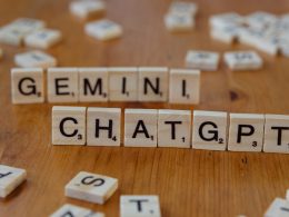 scrabble-kacheln-mit-der-schreibweise-des-wortes-gemini-chatgt-B-MxkdumSJY
