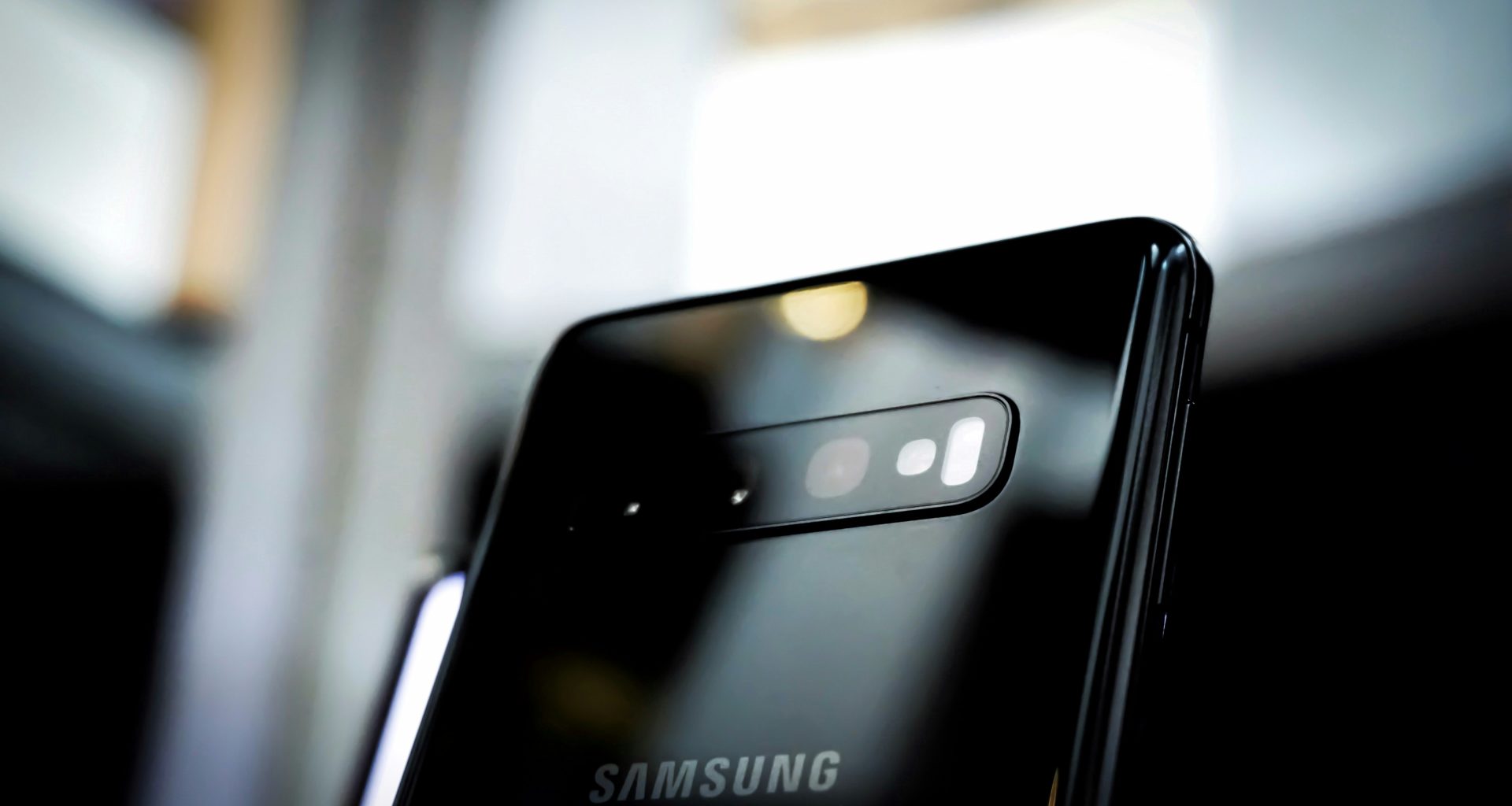 selektive-fokusfotografie-des-schwarzen-samsung-galaxy-smartphones-a4T6hWuK8gU