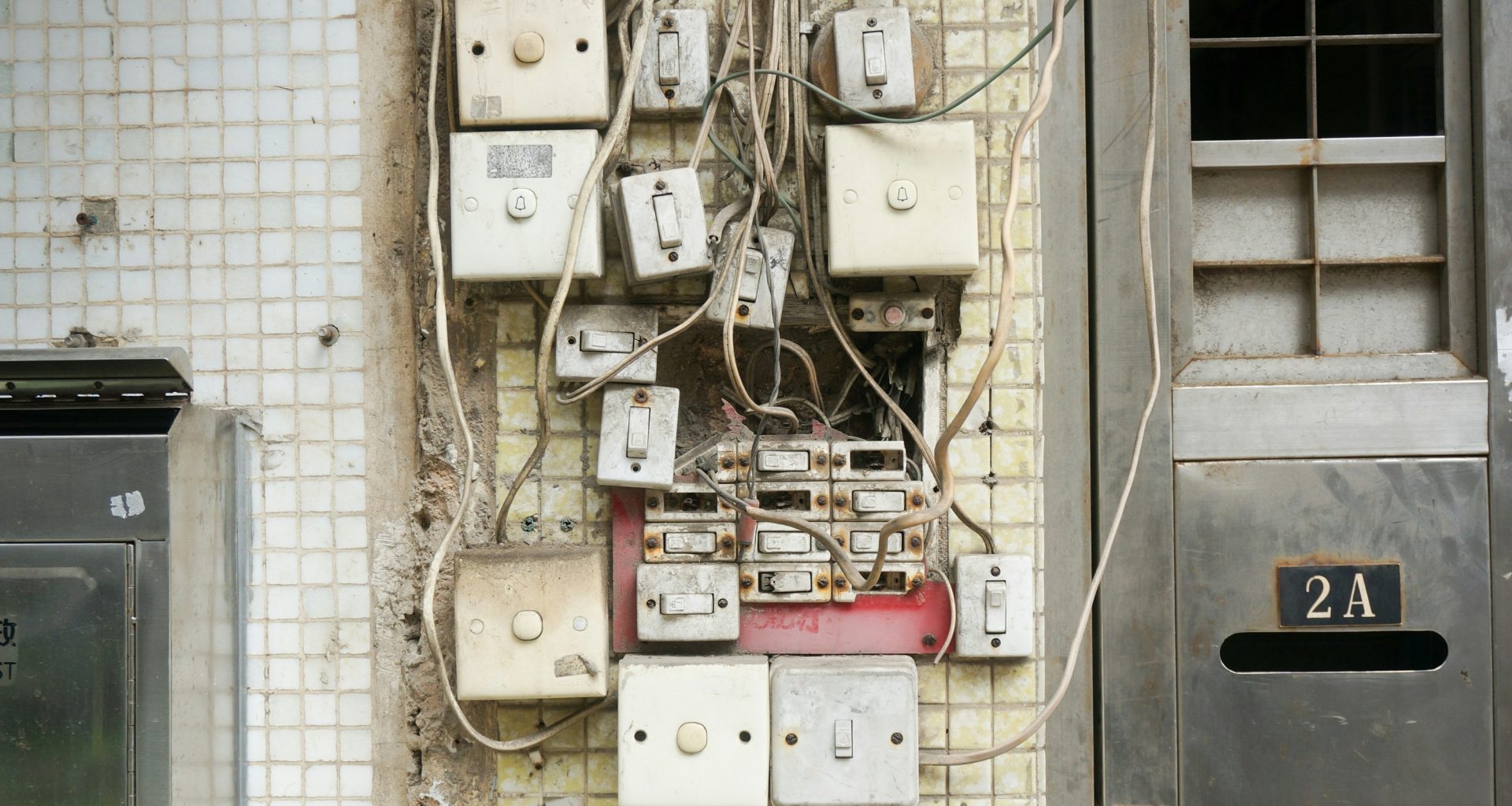 mehrere-verschiedene-netzschalter-auf-weisser-wand-montiert-qAShc5SV83M