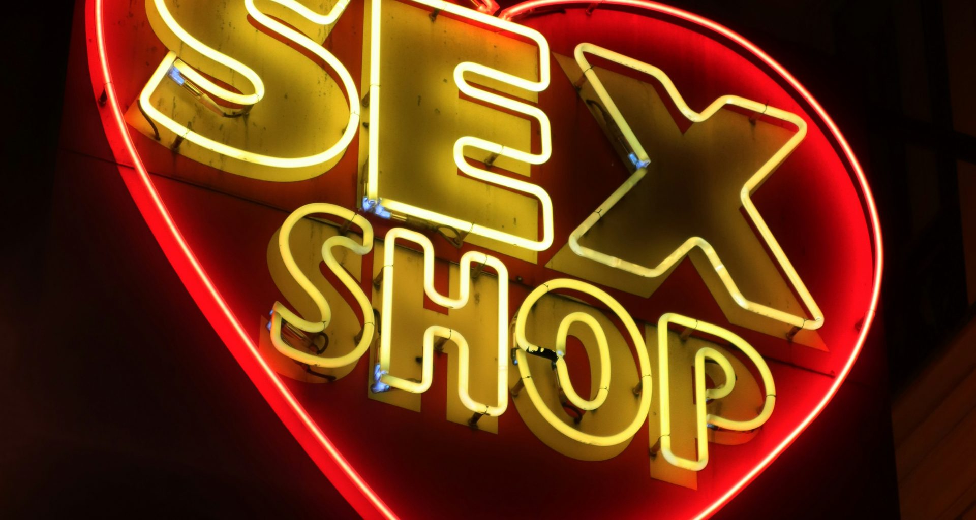 sex-shop-leuchtreklame-4TymD2OsFXo