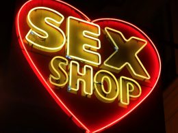 sex-shop-leuchtreklame-4TymD2OsFXo