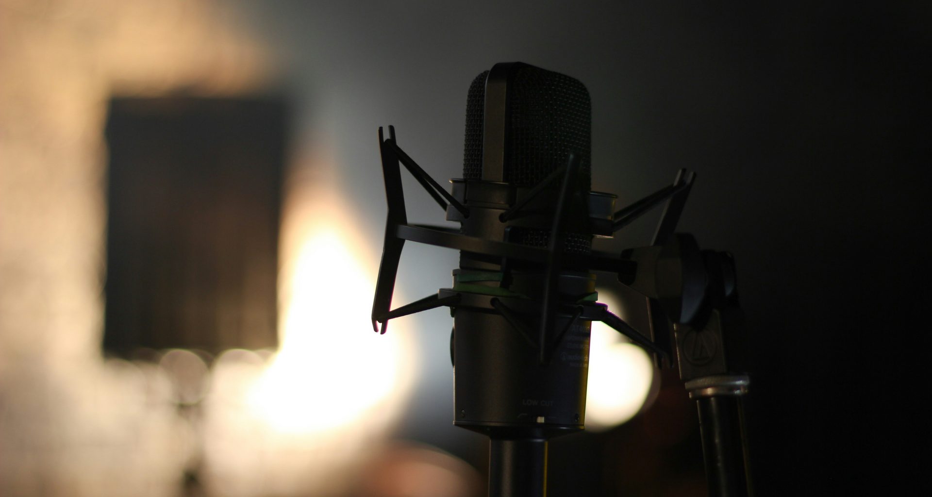 flachfokusfotografie-von-schwarzem-studiomikrofon-yeQ60WfL5Nk