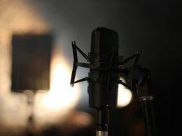 flachfokusfotografie-von-schwarzem-studiomikrofon-yeQ60WfL5Nk