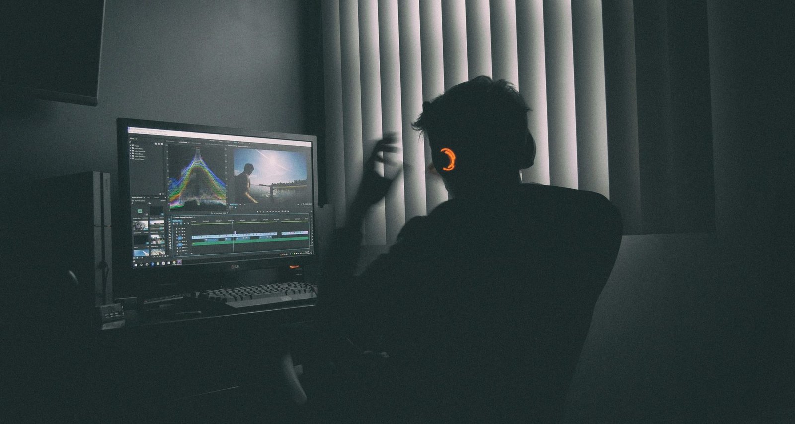 flache-fokusfotografie-eines-mannes-der-vor-dem-computer-musik-auflistet-VW2oU66mwbc