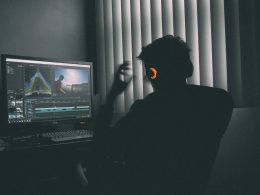 flache-fokusfotografie-eines-mannes-der-vor-dem-computer-musik-auflistet-VW2oU66mwbc