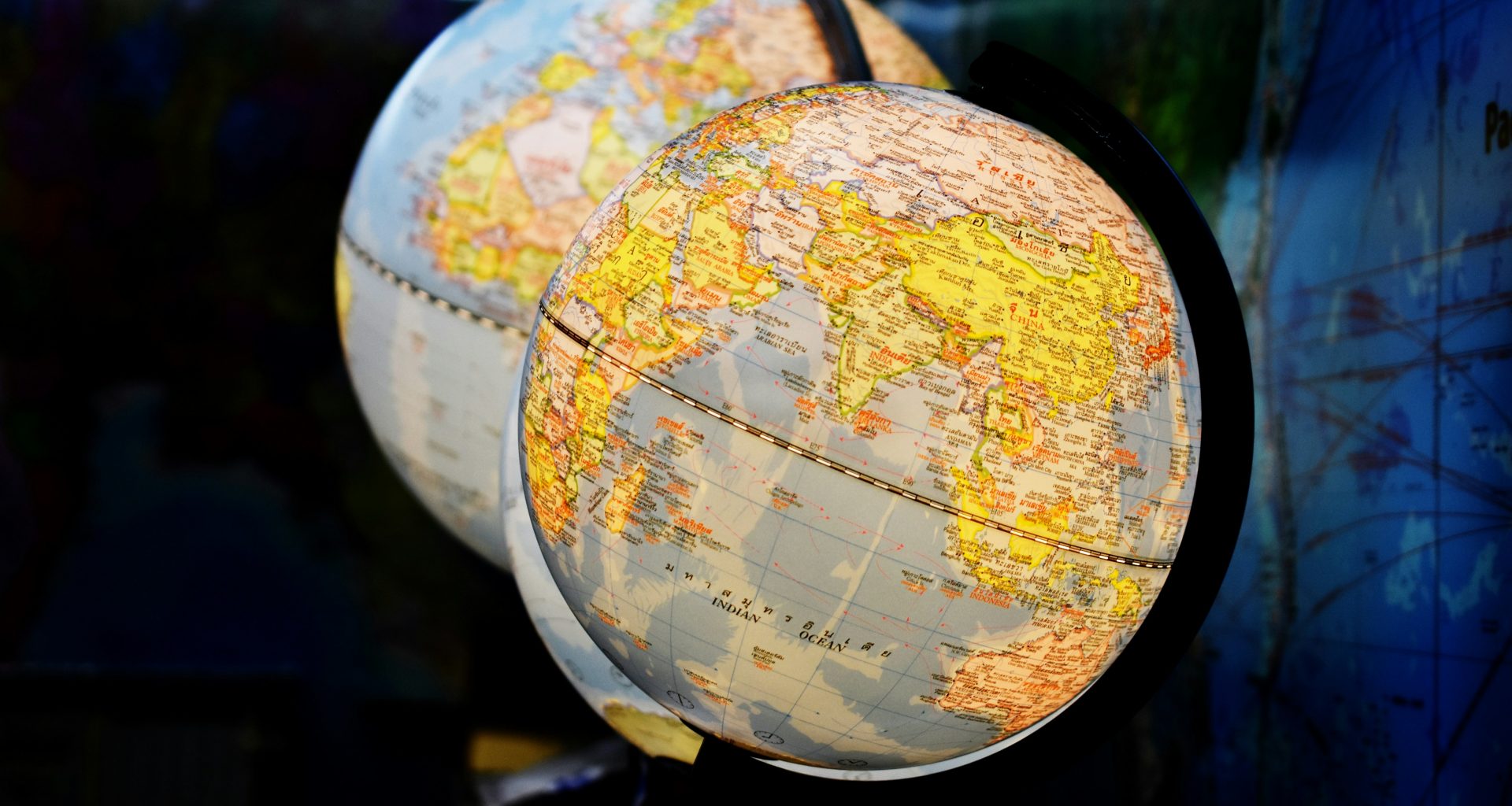 flachfokusfotografie-von-zwei-schreibtischgloben-KiMpFTtuuAk